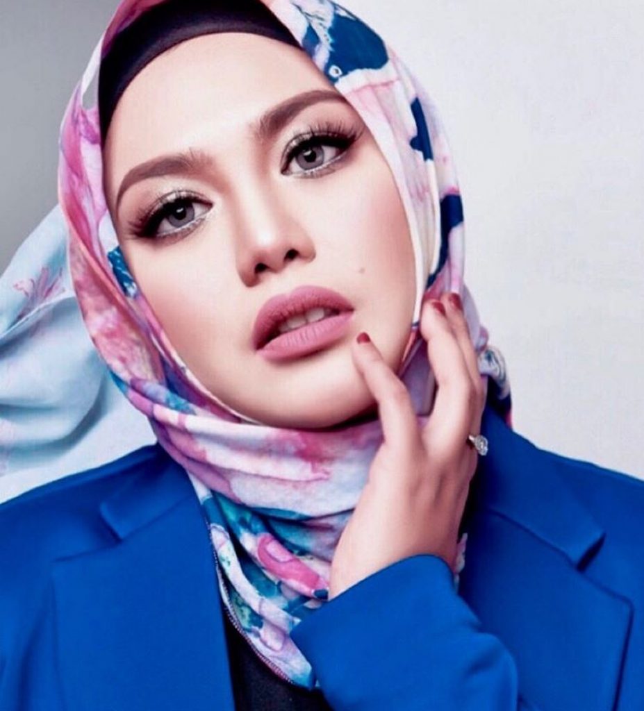 Zulin Aziz jadi Make-Up Artist pula??? - The Malaya Post