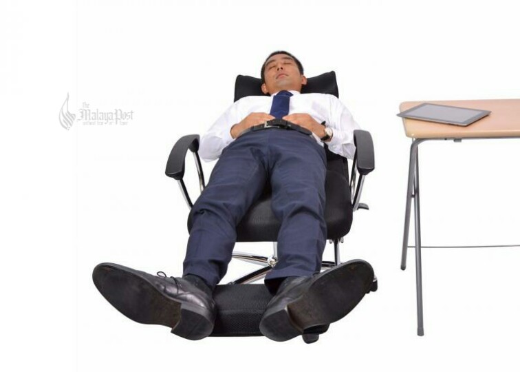 This office chair lets you lay down flat for naps at the office - The